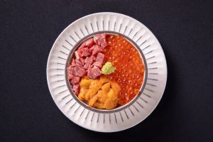 雲丹イクラユッケの贅沢３色丼