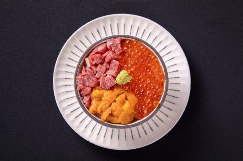 雲丹イクラユッケの贅沢３色丼