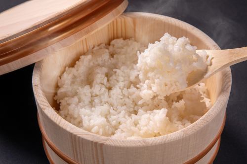 工作日，我们午餐供应用传统铁锅煮熟的米饭，盛放在木制饭盒中。