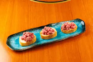 Yukhoe bruschetta（低温烹制）