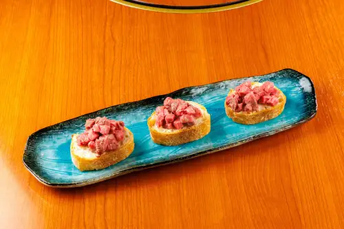 Yukhoe bruschetta（低温烹制）