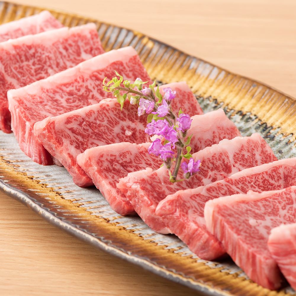 在包廂內享用神戶牛、鹿兒島和牛等手切烤肉。