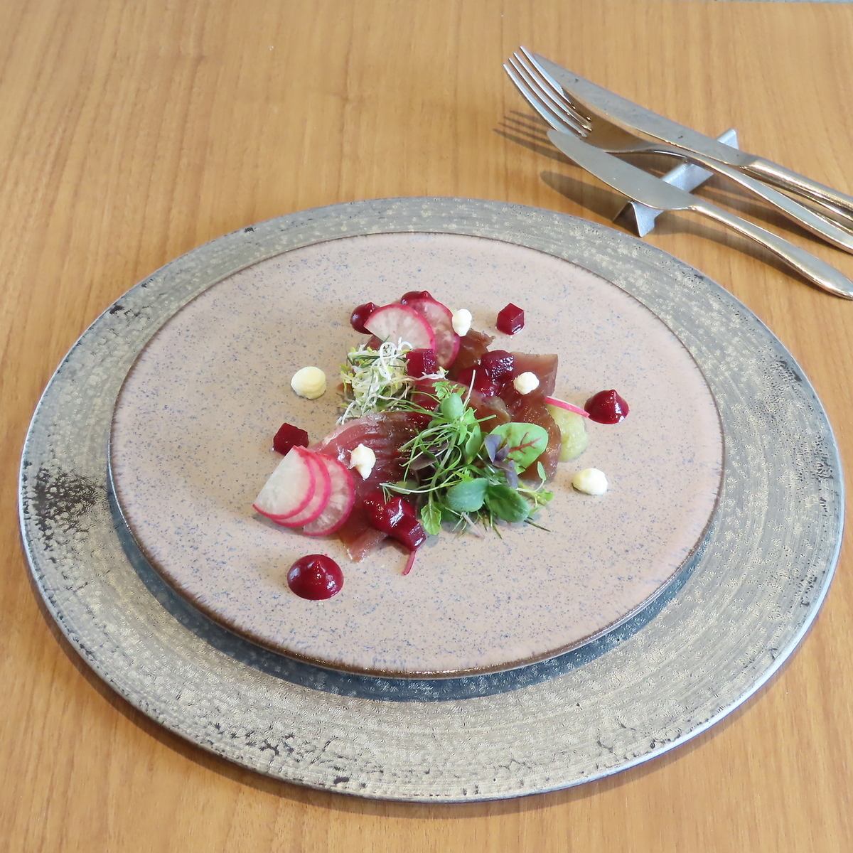 落ちる気のある空間でランチとディナーを楽しめます