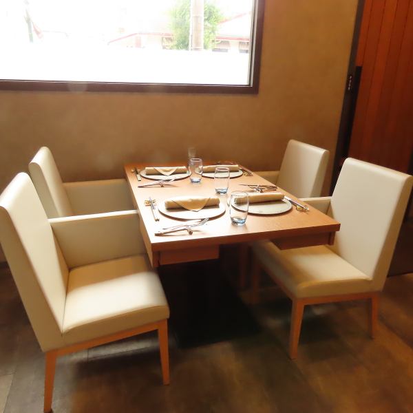 4名掛けのテーブル席は、友人との会食や記念日のお祝いに最適。ゆったりとした大人の空間で、会話も弾む上質な時間をお約束します。完全予約制のため、安心して特別な一日をお過ごしください♪