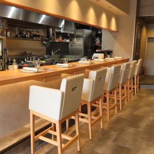 카운터 8석 준비하고 있습니다◎