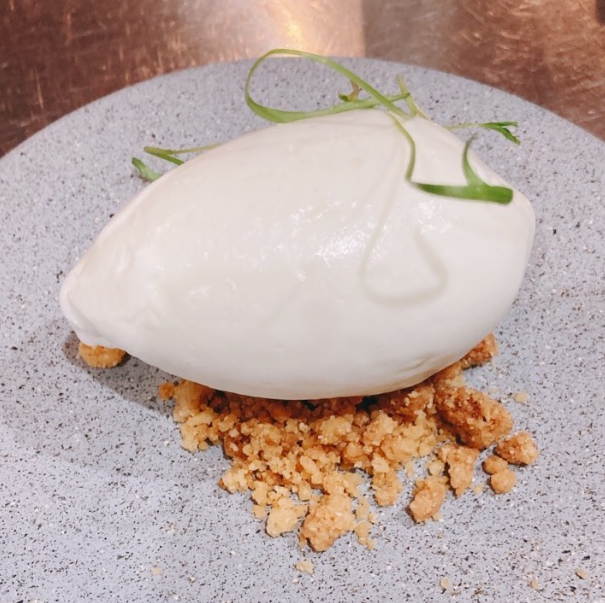 甜點採用當季精選食材製作的甜點