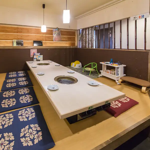 《お子様連れも大歓迎♪》ベビーカーでの入店OK！お子様連れのお客様にも快適にお過ごし頂けるようキッズスペースも完備しております◎ランチメニューも多数ご用意しておりますので、ご家族でのご利用やママ会でのご利用にもおすすめです♪ランチはごはん大盛り無料でお得！