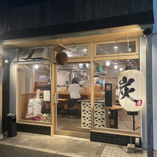 想不想來充滿日式氛圍、散發著木質溫暖的餐廳呢？這裡沒有餐廳的喧囂，您可以在這裡與同伴愉快地交談。菜餚基本上是日本料理，但我們盡量不受傳統的束縛，因此您一定會找到自己喜歡的東西。