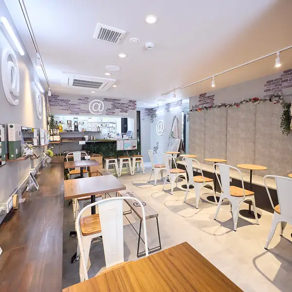 朝11時から夜カフェまで大歓迎♪店内には2名・4名掛けのテーブル席をご用意しており、少人数でのリラックスタイムや女子会にぴったり。テーブルを組み合わせて大人数にも対応できます。明るく開放的な雰囲気の中、こだわりのスイーツをみんなでシェアする楽しさも広がる、特別な時間をお過ごしください☆
