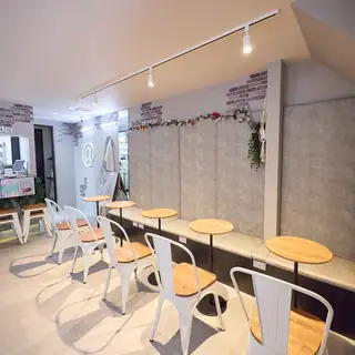 テーブル席が2名×4卓あります。