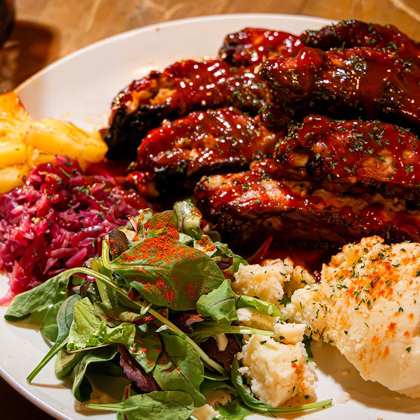 横浜野毛・桜木町のビル屋上で、アメリカンBBQやピザ・タコス！冬は牡蠣も楽しめる♪