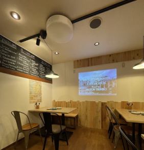 プロジェクター完備。曜日により6万円から貸切可能