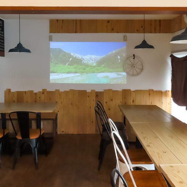 グループ利用に便利なテーブル席で過ごす、楽しく賑やかなひととき。肩肘張らずお過ごしいただけるカジュアルなビストロです。プロジェクターも完備しており結婚式二次会や打ち上げなど貸切利用も承ります◎