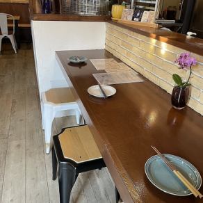 オープンキッチンの臨場感と厨房にいる店員とのやりとりが楽しいお席。