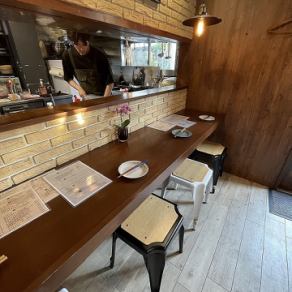 オープンキッチンの臨場感と厨房にいる店員とのやりとりが楽しいお席。