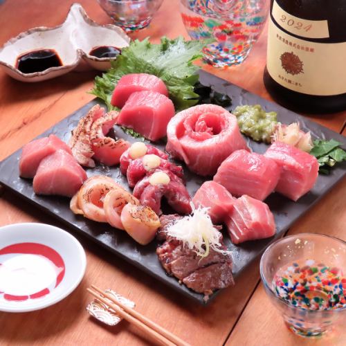 新鮮な国産天然本鮪を贅沢に盛り合わせた「本鮪刺身九点盛り」2500円（税込）