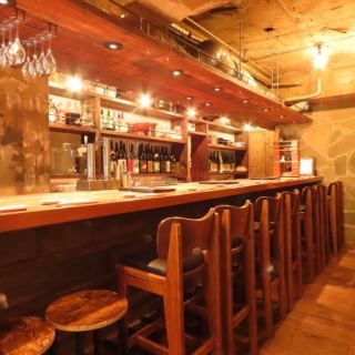 当店のカウンター席は、おひとり様からカップルまで幅広くご利用いただけるよう、10席分ご用意しております。アットホームな雰囲気の中で、ゆったりとした時間を過ごせます。お一人様はもちろん、デートや友人との会話を楽しむ場としても最適です。
