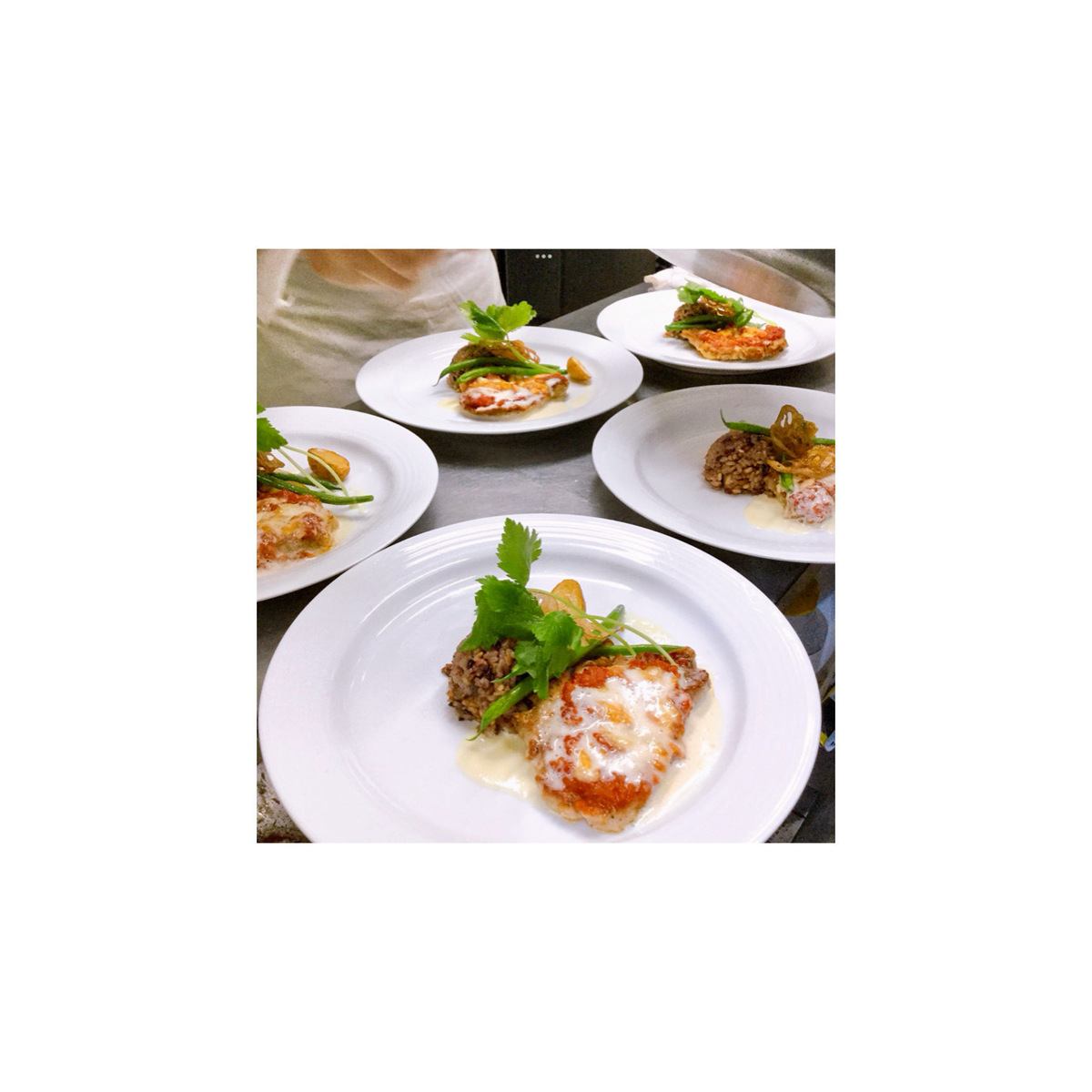 所有午餐套餐均包含广受欢迎的汤和甜点，起价为 1,870 日元。