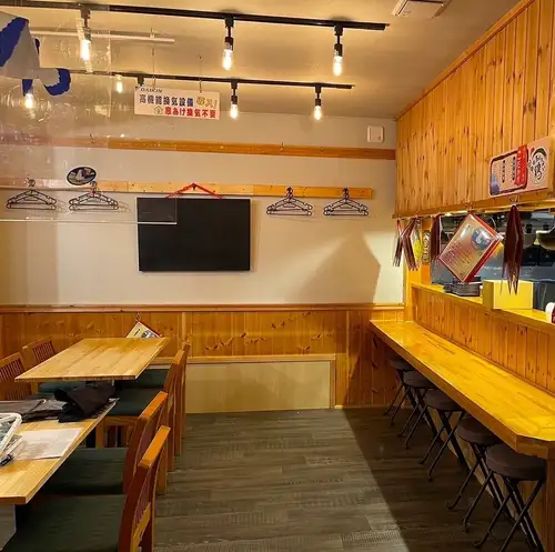 当店のテーブル席は広々としておりゆったり寛げます!ご宴会はもちろん少人数でのお食事にもおすすめです!