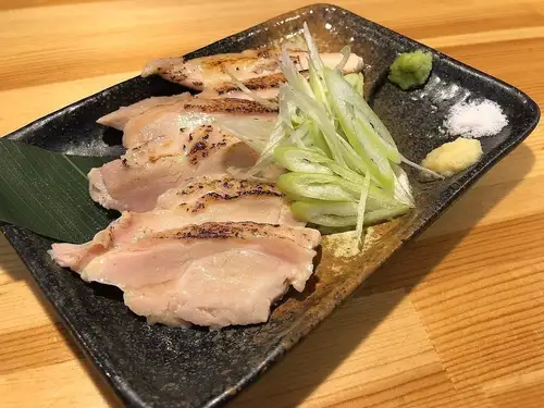 鶏ムネのタタキ刺し (ワサビ醤油/生姜醤油/赤のタレ/秘伝塩)