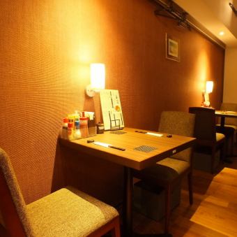 [Table seats for 2 people] The small and warm interior is perfect for relaxing dates.It is also recommended for the last drink after drinking.(Izakaya Susukino Meat Banquet Sake Shochu Hot Pot All-you-can-drink Second Party Yakitori Chartered Horse Sashimi)