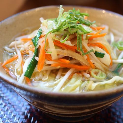 [Okinawa is this!] Plenty of vegetable soba on the popular menu ☆