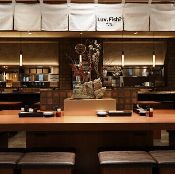 <p>木の温もりを感じる和モダンな雰囲気の店内。お客様がくつろげる空間を提供しております。居心地の良い雰囲気でくつろぎながら、お食事やお酒をお楽しみいただけます。お友達やご家族との食事や会社帰りのサク飲みに是非いらしてください。ご新規様も大歓迎!</p>