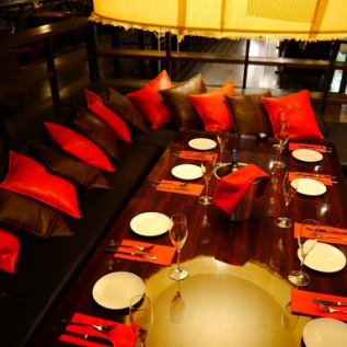 It is a sofa seat that encloses the table with a lot of people.A maximum of 12 guests are accommodated