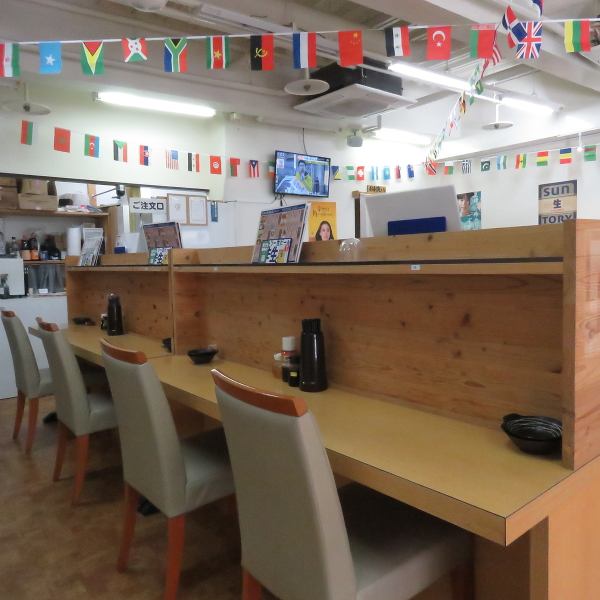 当店のカウンター席は8席をご用意しており、ひとりでのサク飲みにぴったり。居心地の良い雰囲気の中で、お酒と料理を楽しみながら、こだわりの料理を味わえます。気軽に立ち寄れる空間で、仕事帰りやちょっとした休憩に最適です。自分だけのほっと一息つく時間を過ごしてみてください♪