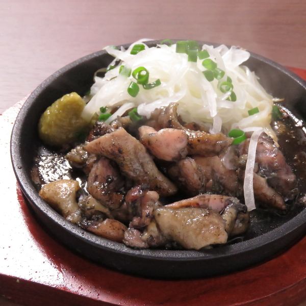 丁寧に炭火で焼き上げた鶏の炭火焼き。外はカリッと中はジューシー、絶妙な食感が楽しめる一皿です♪