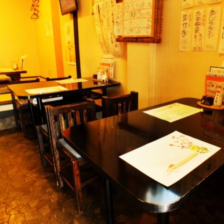 4 person seats x 2 tables Maximum of 8 people can rent a table!