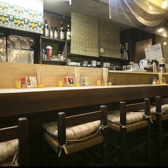 【カウンター席:6席】木の温もりが心地よいカウンター席。店主の手仕事を眺めながら、静かに酒を味わえる大人の居酒屋。会話と香りが溶け合う、落ち着きのあるひとときを演出する空間です◎