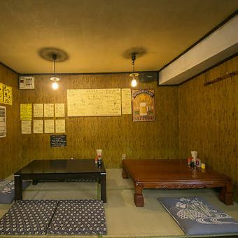 【座敷:6席×2卓】気取らず入れる畳の居酒屋。仕事帰りにふらっと立ち寄って、仲間と一杯。ゆったりした空間で、うまい料理とお酒を気楽に楽しめる、居心地のいいお店です◎