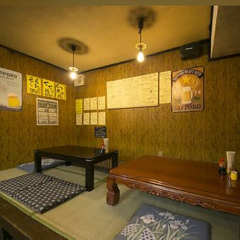 【座敷:4席×2卓】和のぬくもりを感じる落ち着いた居酒屋。畳の空間にやわらかな照明が広がり、肩肘張らずにくつろげる。家飲みの延長のように、自然体で楽しめる一軒です◎