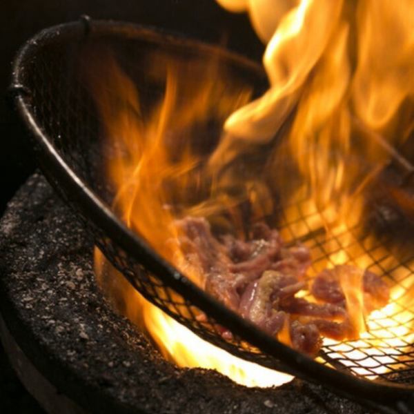 炭火で焼く当店自慢の“三種焼き”