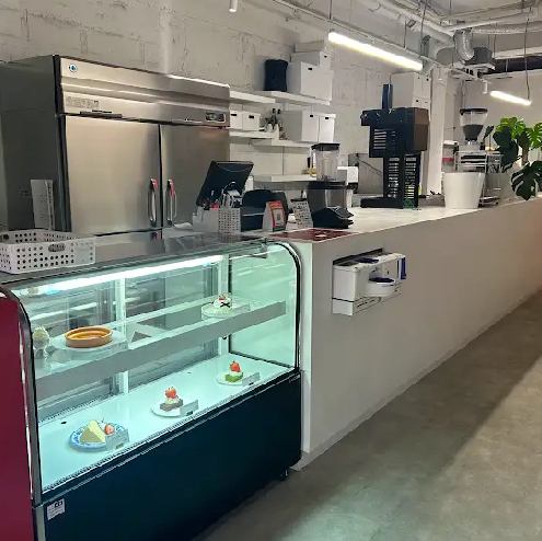 13:00から22:00まで営業の“夜カフェ”ができる天神の一軒。落ち着いたトーンに可愛いスイーツとラテが映え、写真を撮りたくなる要素が満載。買い物帰りにふらっと、友だちとゆっくり過ごすのに最適。