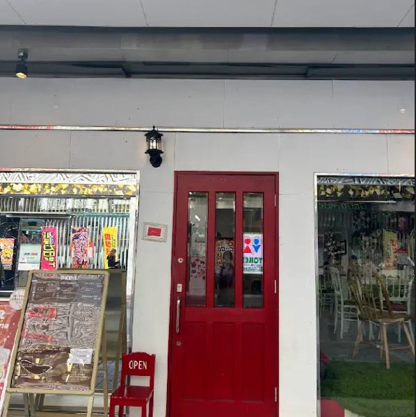 新天町からアクセス良好。天神駅からも至近で、街歩きの合間の甘い休憩にちょうどいい立地。かわいい見た目のスイーツ&ドリンクで気分転換。