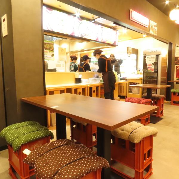 ホワイトと暖かい木目を基調とした店内は、大きな窓があり、開放的な雰囲気です。席と席の間隔もゆったりとっておりますので、周囲を気にすることなくお食事をお楽しみいただけます。