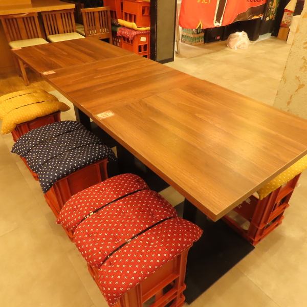 お一人様からグループまで心地よく過ごせる、多彩なお席が揃うのが当店の魅力です♪1名様掛けのカウンター席では、料理を待つ時間もゆったりと◎4名様掛けのテーブル席は、友人同士のお食事やご家族利用にもぴったりです。シーンに合わせて選べる空間で、会話とお料理を気兼ねなくお楽しみください。