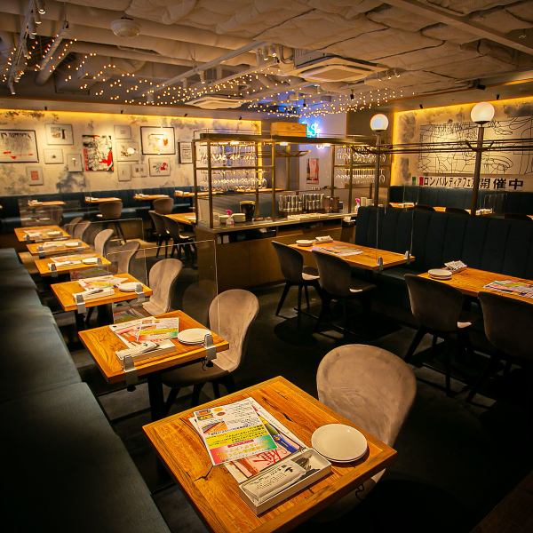 店内はオープンキッチンでライブ感があり、陽気な音楽が流れるお洒落な空間。片側ソファのテーブル席をメインに、開放感のある窓側席、目の前でピザ職人が1枚1枚生地を伸ばして焼き上げるのを見ながら食事ができる人気のカウンター席。団体のパーティやカウンターでゆっくり食事と幅広く用途によって使い分けられる。