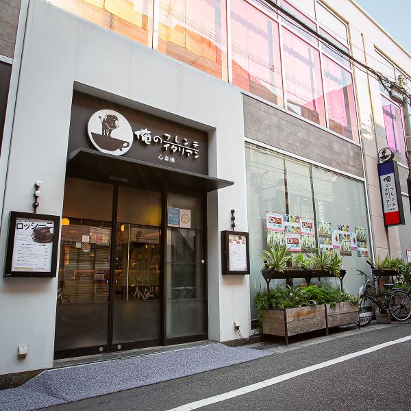 心斎橋駅から徒歩３分。商店街から東側に１本入った通りにある『俺のフレンチイタリアン心斎橋』。『俺のフレンチ』と『俺のイタリアン』が融合したまさに『俺の』最強ブランド。フレンチシェフの美しい料理と、イタリアンシェフの本格ピザやパスタを楽しめる贅沢さがあり気軽に食事ができる空間なのも人気の理由の1つだ。