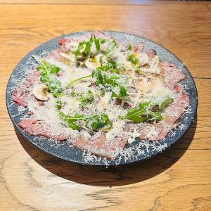 霜降り和牛の炙りカルパッチョ～雪降りチーズ仕立て～