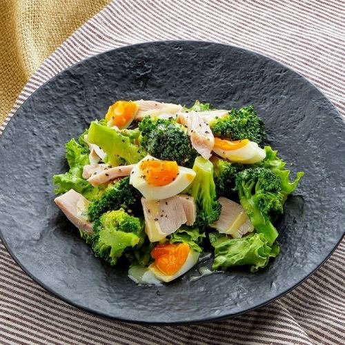 Tender chicken breast and broccoli salad with yogurt dressing
