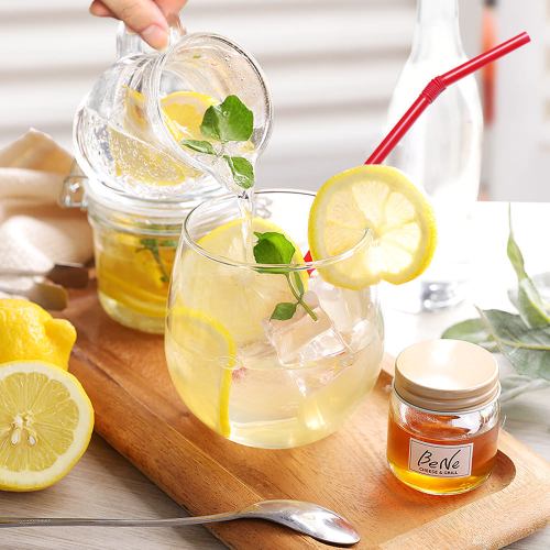 将柠檬浸泡在生蜂蜜中制成的“柠檬水”