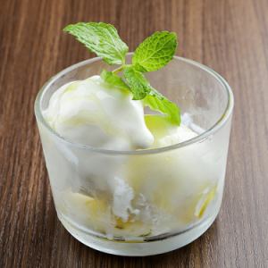 Mascarpone ice cream with fresh honey