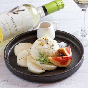 布拉塔奶酪配时令水果
