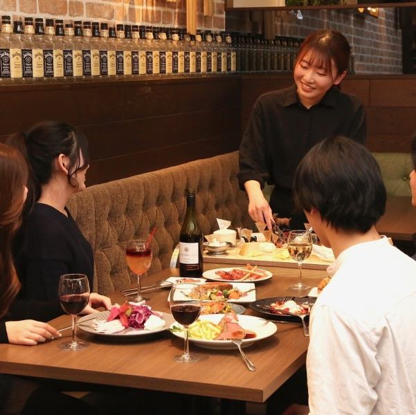 皆大好きチーズと生はちみつの専門店♪カジュアルでおしゃれな店内はデートに女子会にも最適！レイアウトの変更などフレキシブルに対応可能ですので、少人数から団体様まで◎宴会最大ご利用人数は50名様、貸切の場合は30名様～67名様までご利用可能です。お気軽にご相談くださいませ！
