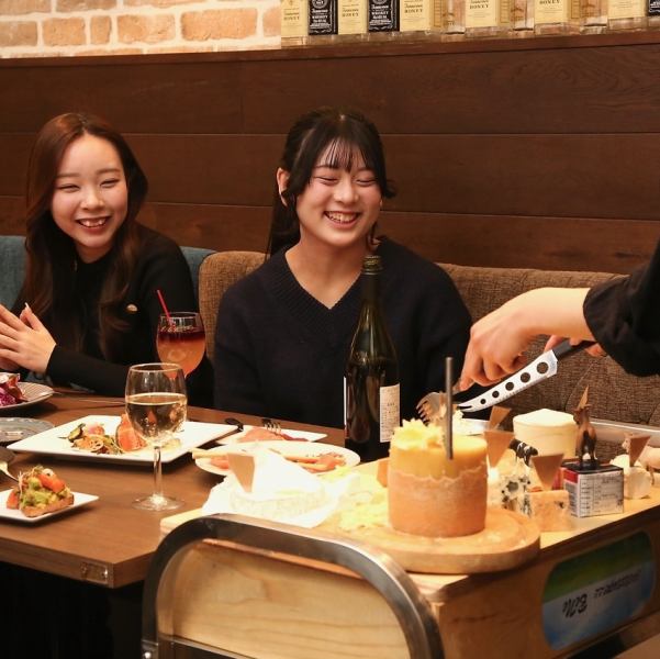 女子会やママ会、誕生日や記念日などにもおすすめ！北海道産フレッシュチーズや生はちみつがお得に楽しめるランチライムは必見！チーズ好きの方やチーズを楽しむ気軽な催しにも最適です♪半個室は3～8名様迄ご利用いただけます♪温かな色の照明がお洒落な店内でごゆっくりとお食事をお楽しみください。