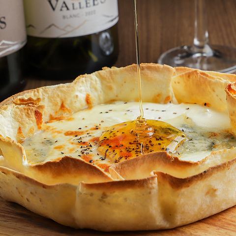 絶対に食べてほしい！大人のクワトロフォルマッジョシカゴピザ～北海道産百花蜜を添えて～1,628円（税込）