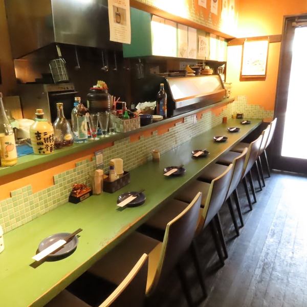 Counter seats for 1 to 2 people are also available ◎ Perfect for a date or for those who want to drink slowly by themselves ♪ The inside of the store is warmly decorated in orange color, giving it a homely atmosphere ★